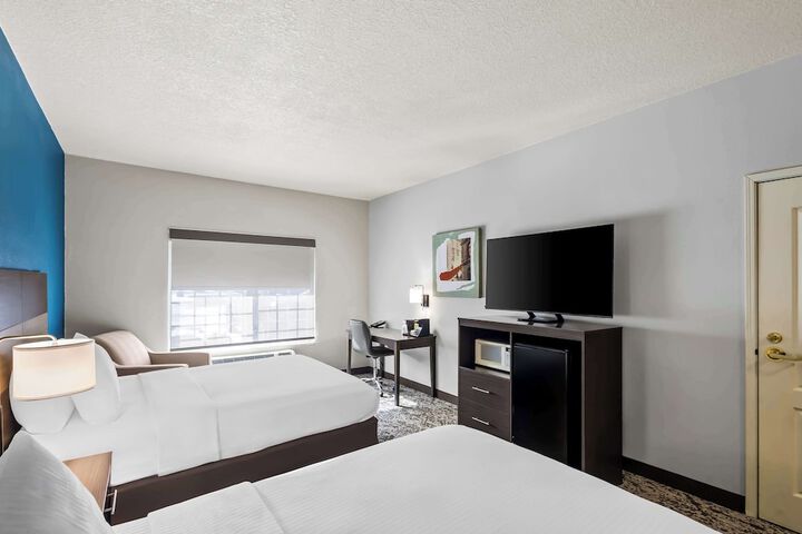 2 Queen Beds Microwave and Refrigerator Work Desk WiFi Full Breakfast (16 of 25)