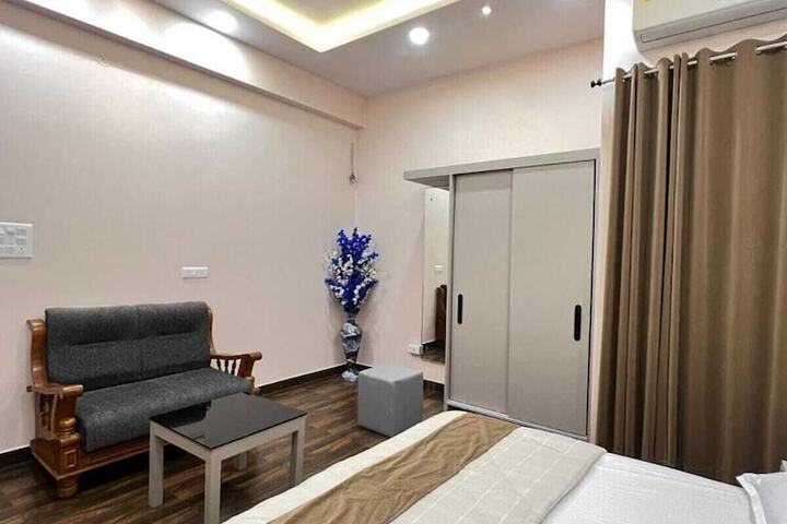 Room 27 of 77