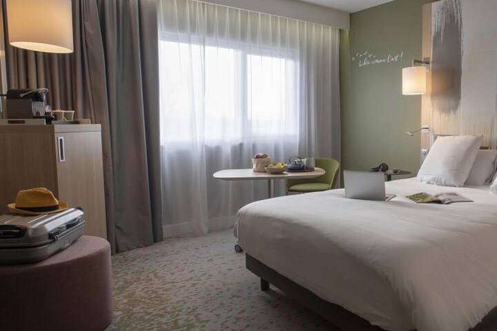 Room 2 of 77