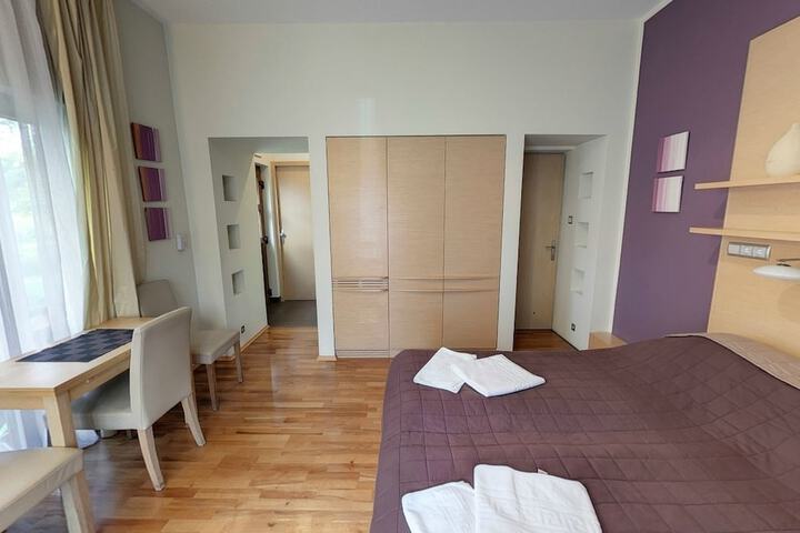 Room 14 of 98