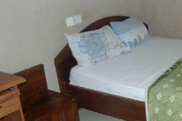 Room 13 of 28