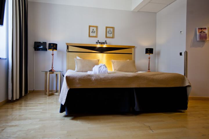 Room 12 of 100