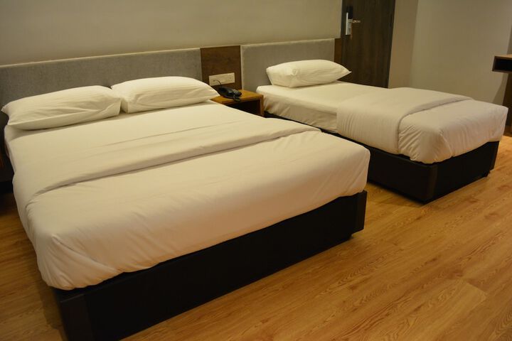 Room 8 of 33