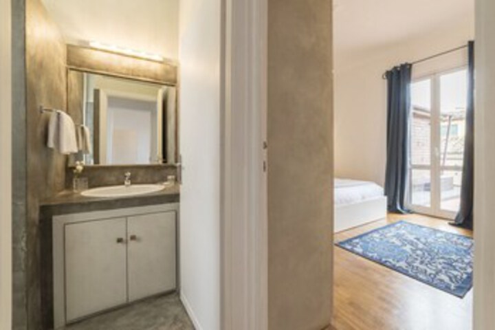 Room 8 of 34