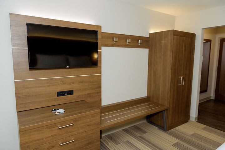 1 King Bed (1 of 18)