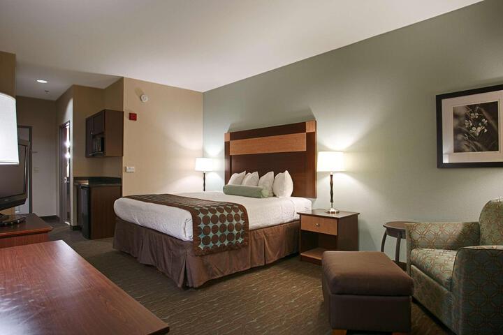 1 King Bed 32 Inch LCD Television High Speed Internet Accessible Microwave and Refrigera (3 of 11)