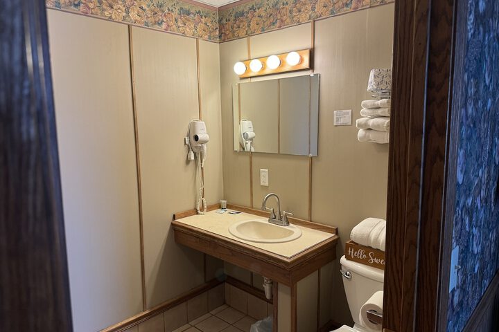 Deluxe Queen Bed (2 of 7)
