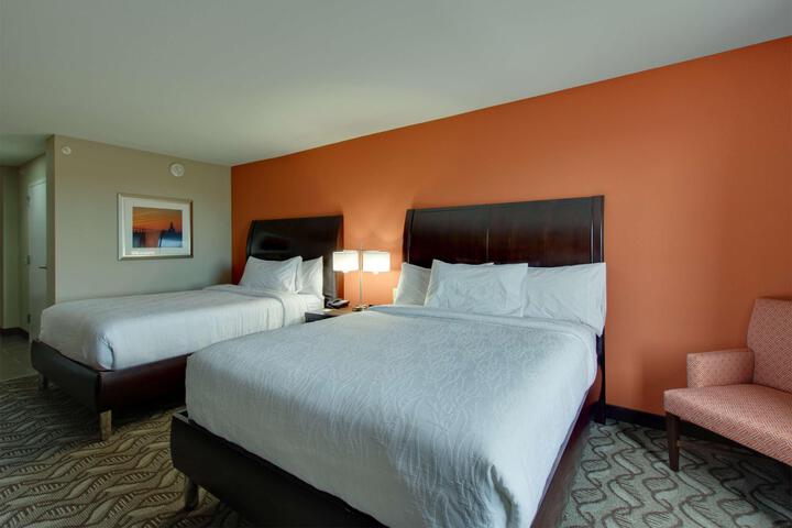 2 Queen Beds with Lounge Chair (11 of 16)