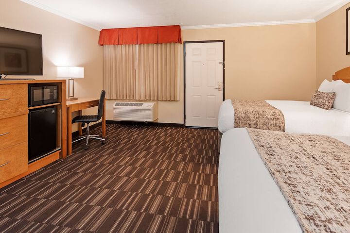 2 Queen Beds High Speed Internet Accessible Microwave and Refrigerator Hd Flat Screen TV with Demand Premium Channels Coffee Maker Iron and Ironing Board Full Breakfast (2 of 9)