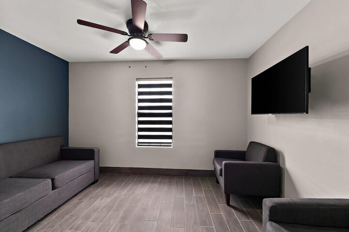 Room 33 of 47