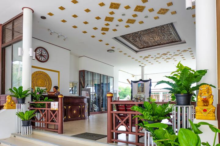 Entrance & Lobby