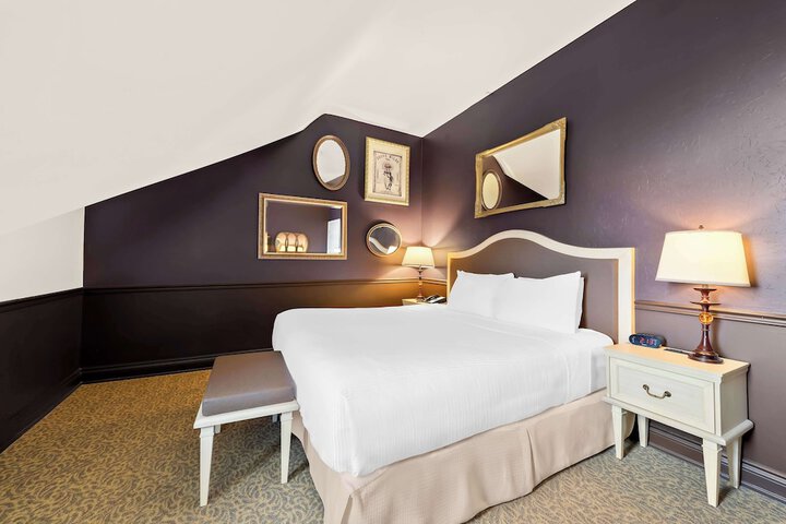 Suite 2 Queen Beds Sitting Area WiFi Coffee and Tea Maker Bathtub and Shower Continental Breakfast (8 of 29)