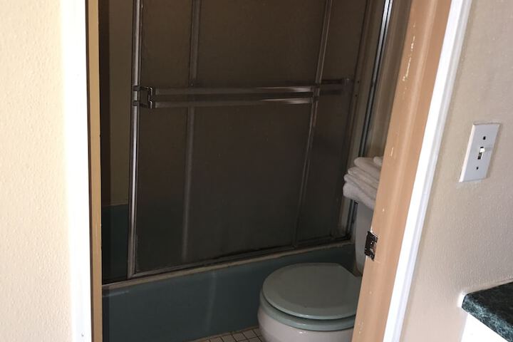 Room 11 of 16