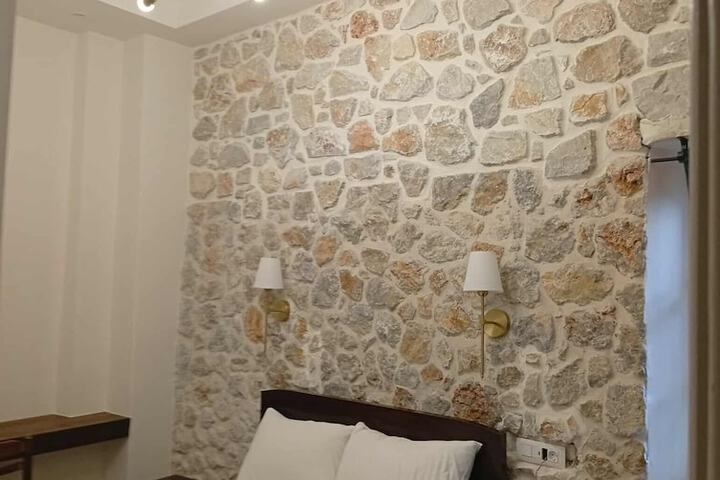 Room 12 of 77