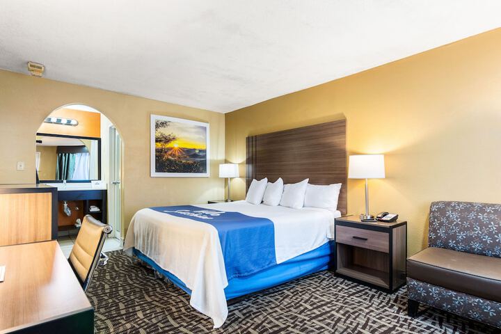 1 King Bed Business Room (1 of 6)