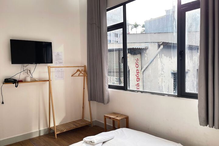 Room 4 of 16