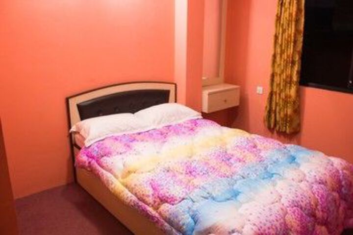 Room 4 of 16