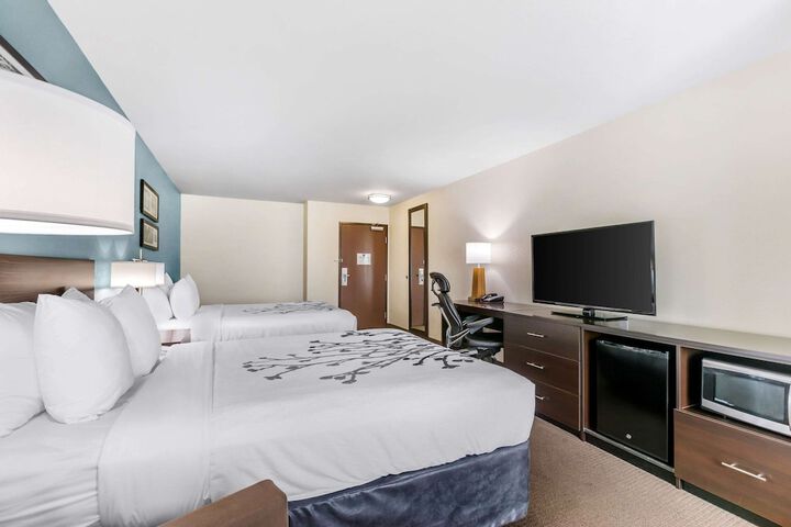 2 Queen Beds Mobility Accessible (12 of 20)
