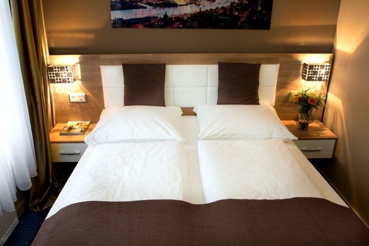 Room 12 of 26
