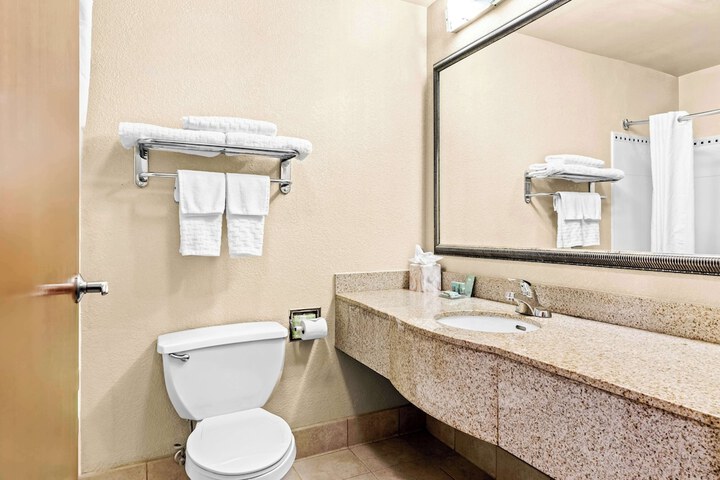 2 Double Beds Microwave and Refrigerator WiFi Full Breakfast (3 of 5)
