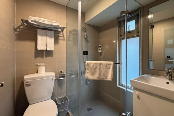 Room 32 of 60