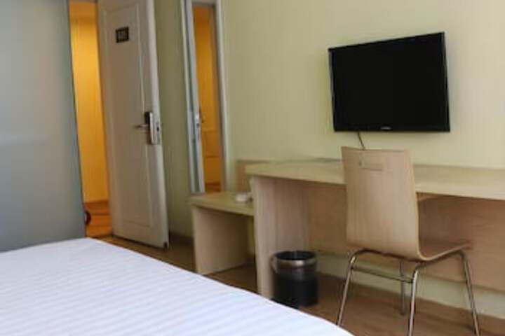 Room 5 of 8