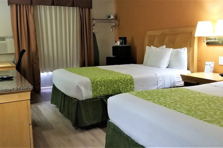 Deluxe Room 1 Queen Bed (10 of 11)