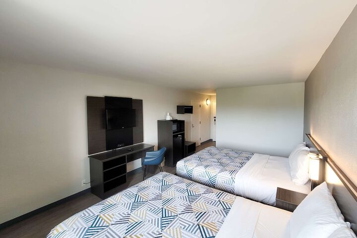 2 Queen Beds (6 of 12)