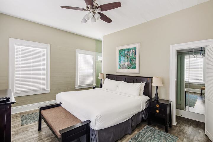 Room 2 of 33
