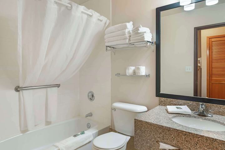 1 King Bed First Floor Microwave and Refrigerator WiFi Full Breakfast (8 of 26)