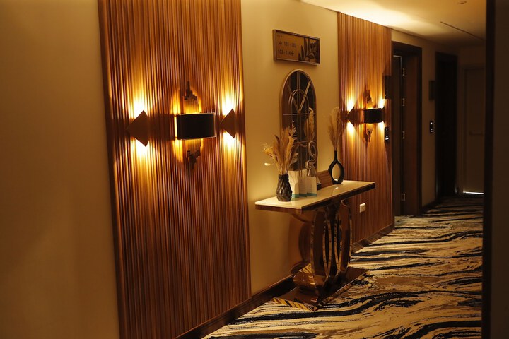 Ballroom/Hall 34 of 42