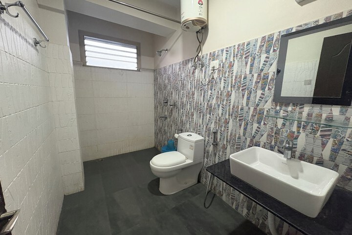Room 32 of 48