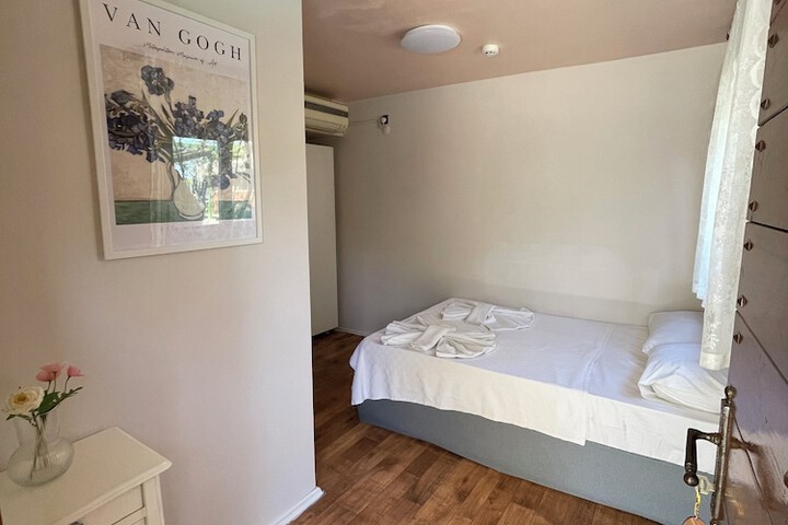 Room 16 of 80