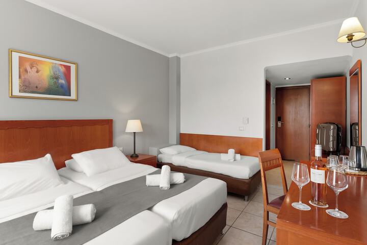 Room 16 of 102