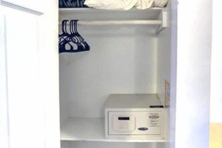 Deluxe Studio Queen Bed (3 of 9)