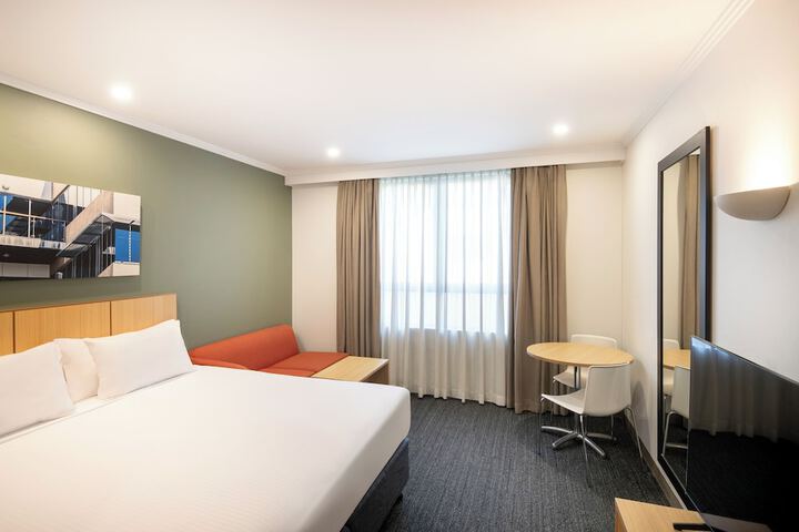 Room 17 of 28