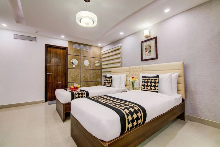 Room 5 of 8