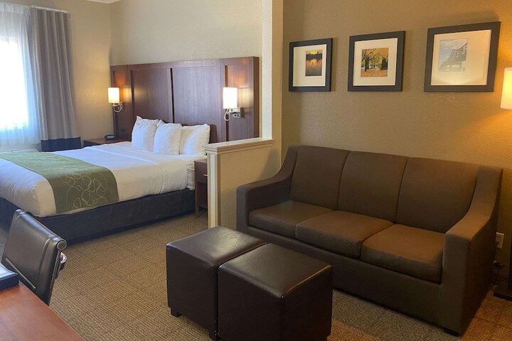 1 Queen Bed Suite Accessible (22 of 24)