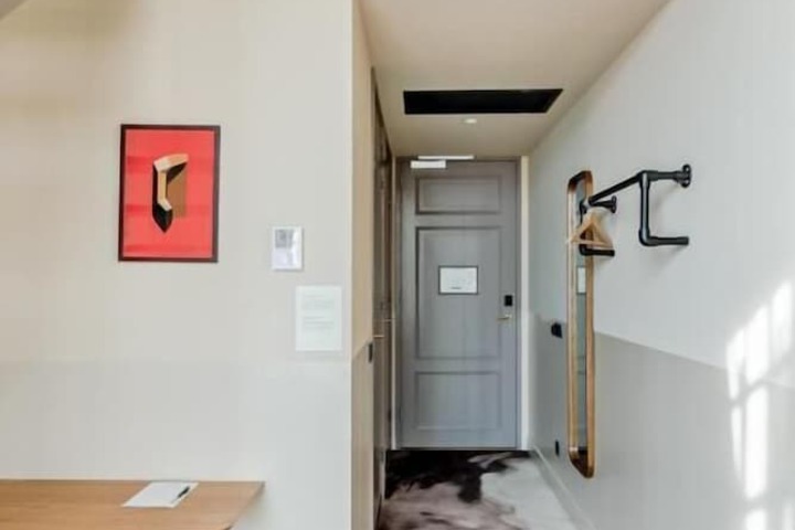Room 10 of 42