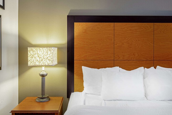 Room 6 of 28