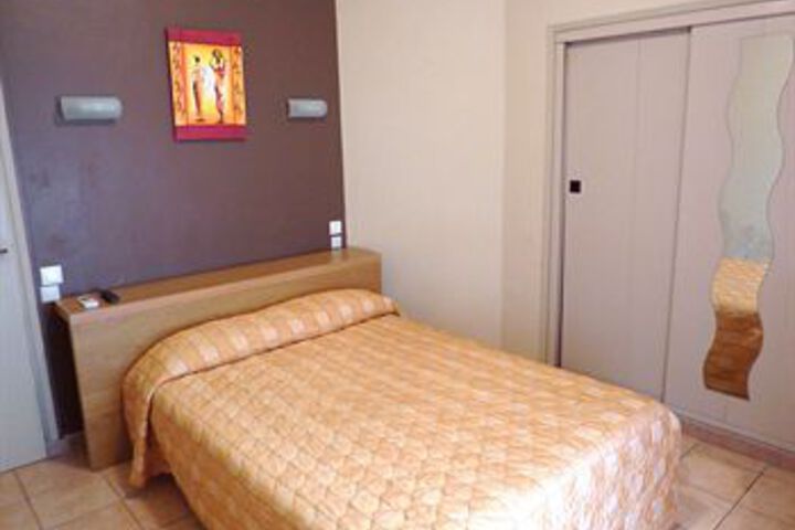 Room 5 of 10