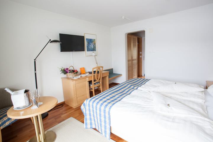 Room 3 of 43