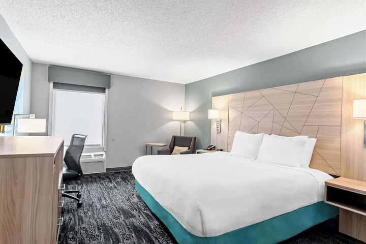 1 King Accessible Comm Assist Roll in Shower Microwave, Refrigerator WiFi Full Breakfast (4 of 9)