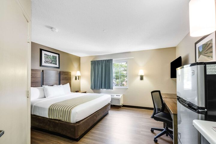 1 King Bed Efficiency (6 of 14)