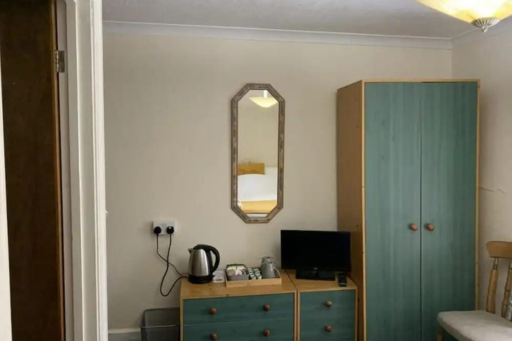 Room 4 of 11