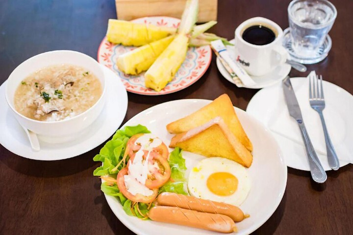 Breakfast/Coffee Service 32 of 37