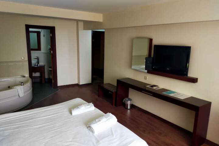 Room 11 of 49