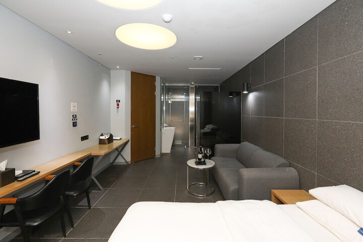 Room 27 of 59