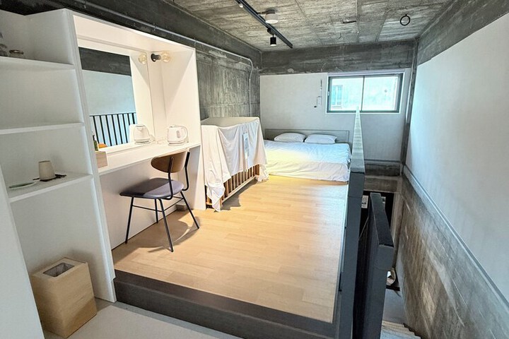 Room 17 of 31