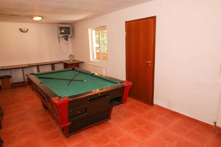 Room 13 of 27